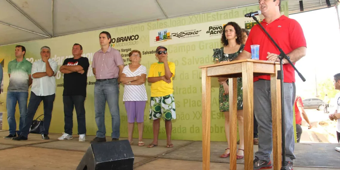 Governador Tião Viana fala do programa, ao lado de lideranças e Marcus Alexandre