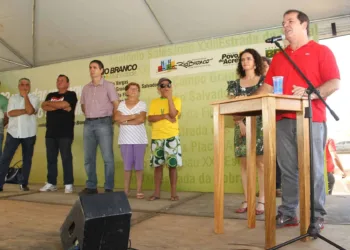 Governador Tião Viana fala do programa, ao lado de lideranças e Marcus Alexandre