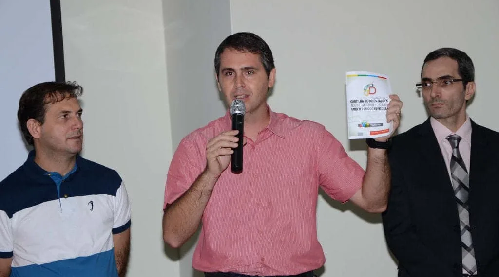 Marcus entregou as cartilhas