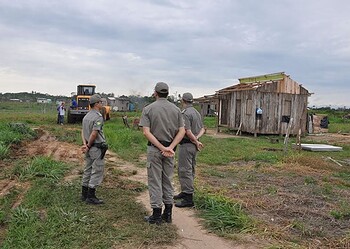 Policiais militares e oficiais de Justiça realizaram o despejo