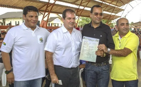 Famílias de 2 bairros foram beneficiadas pela regularização