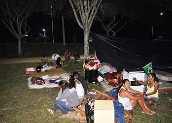 Famílias expulsas de área de terra na Vila Acre acampam na sede da Sehab