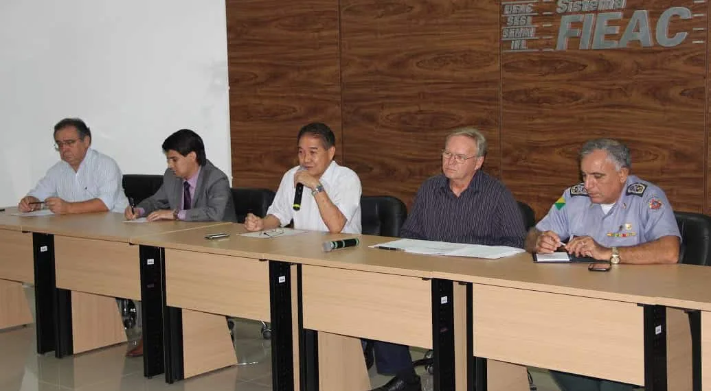 Empresários em reunião sobre segurança