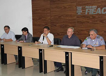 Empresários em reunião sobre segurança