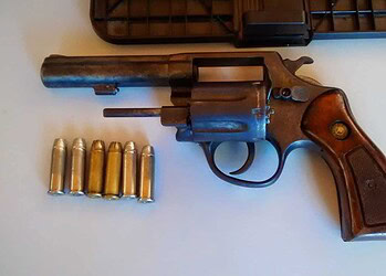 Arma teria sido usada em ameaças a pessoas na estrada