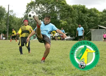 Povos indígenas navegam até quatro dias para jogar futebol