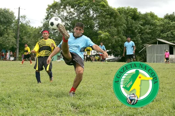 Povos indígenas navegam até quatro dias para jogar futebol