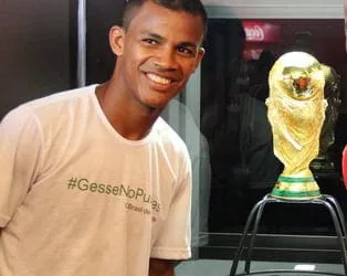 Após dois meses de gol histórico, atacante Gessé está desempregado