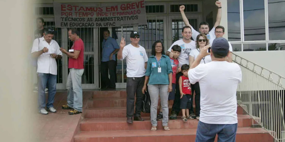 Servidores da Ufac em greve a quase três meses realizam ato