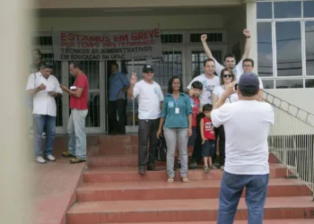 Servidores da Ufac em greve a quase três meses realizam ato