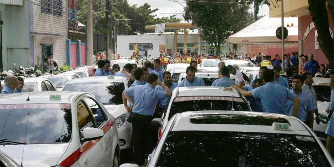 Trânsito caótico no Centro devido a manifestação dos mototaxistas e taxistas