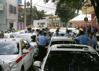 Trânsito caótico no Centro devido a manifestação dos mototaxistas e taxistas