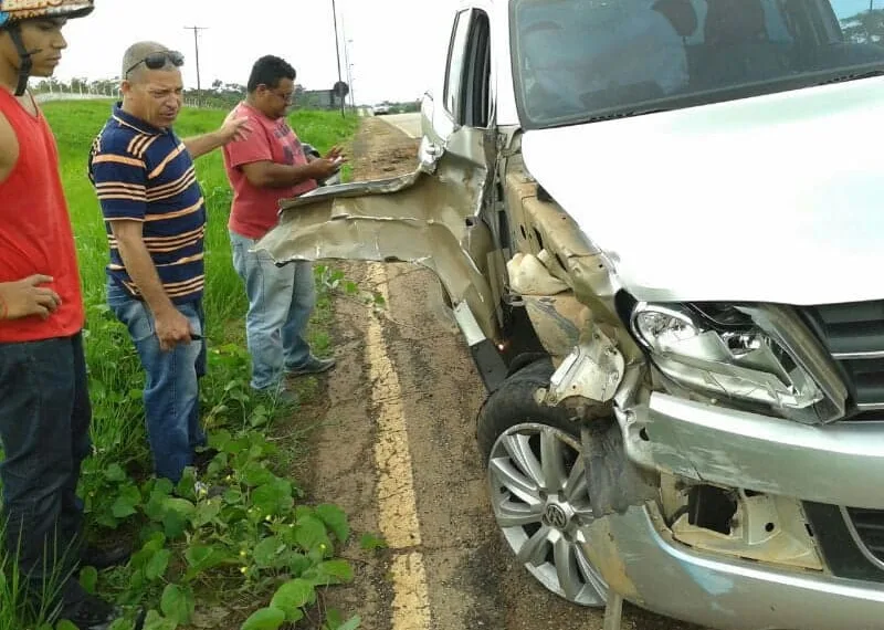 Mulher morre em acidente entre moto e caminhonete ‘desgovernada’