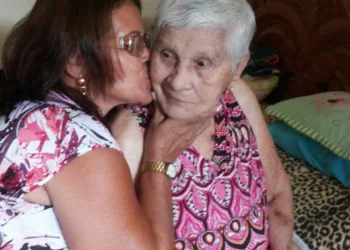 Rosita Araújo disse que chorou de felicidade quando a mãe, Alzira, passou a ser atendida por médicos em casa