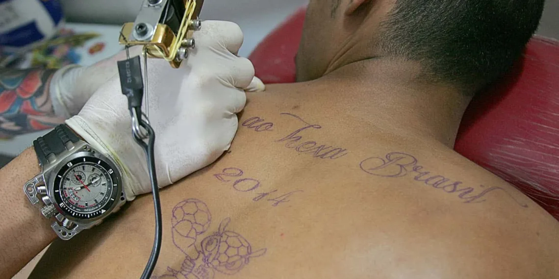 Em ano de Copa do Mundo vale até se tatuar com temas verde-amarelos