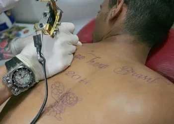 Em ano de Copa do Mundo vale até se tatuar com temas verde-amarelos