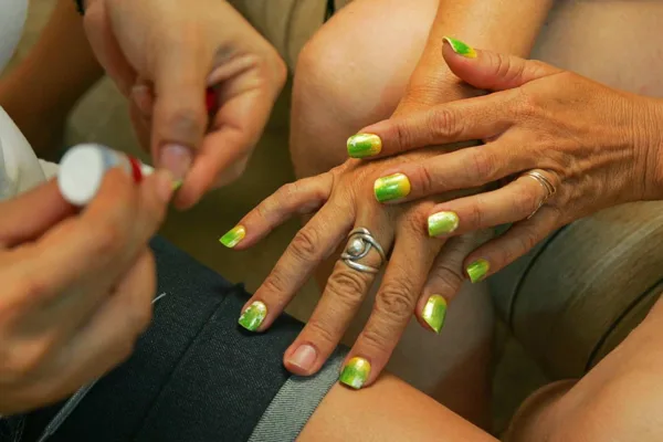 Unhas com cores do Brasil estão fazendo a cabeça da mulherada em Rio Branco