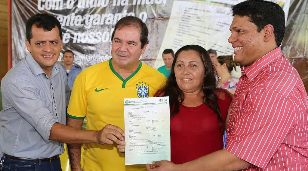 Moradores receberam títulos de terra do governador