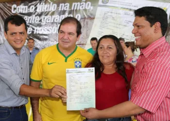 Moradores receberam títulos de terra do governador