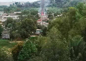 Fumaça do incêndio podia ser vista a metros de distância