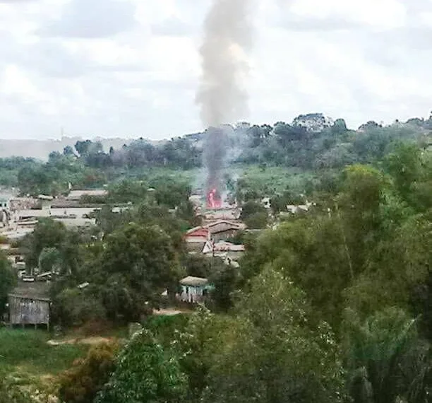 Fumaça do incêndio podia ser vista a metros de distância