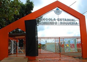 Estudante posta foto com faca na cintura em rede social