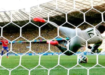 Júlio César pegou dois pênaltis, viu a bola bater na trave duas vezes e se consagrou como herói da classificação para as quartas de final