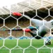 Júlio César pegou dois pênaltis, viu a bola bater na trave duas vezes e se consagrou como herói da classificação para as quartas de final