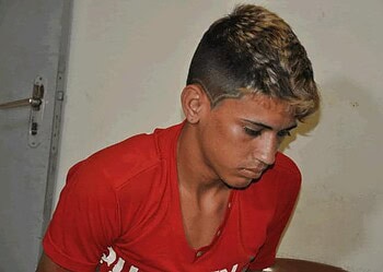 Polícia prende homem acusado de assalto e apreende menor de 16 anos