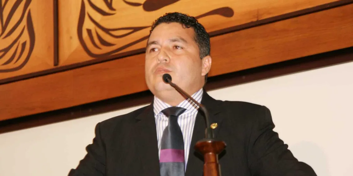 Eber Machado nega que esteja deixando base do governo