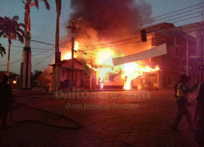 Comércios e casa incendeiam no centro de Cobija na Bolívia
