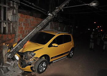 Motorista perdeu o controle do carro e bateu em poste