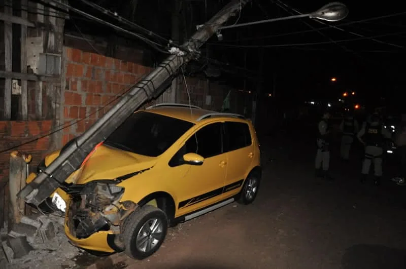 Motorista perdeu o controle do carro e bateu em poste