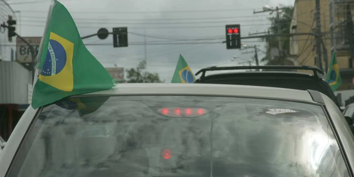 Pesquisa aponta que as bandeirinhas no carro geram maior consumo de gasolina