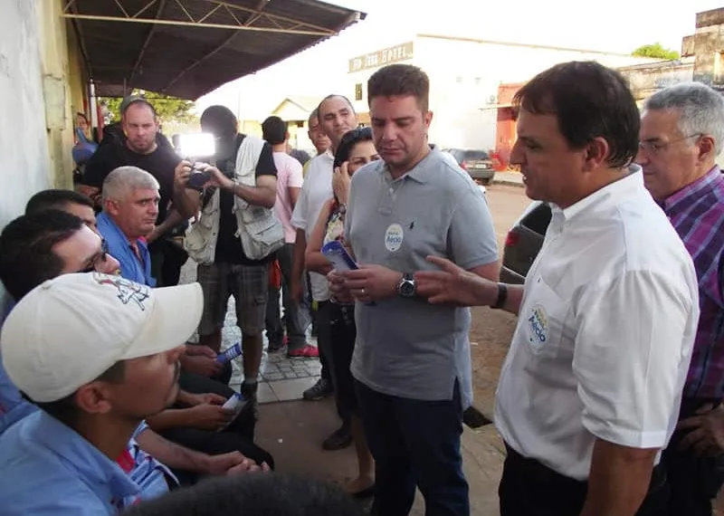 Candidatos conversam com moradores de Sena Madureira