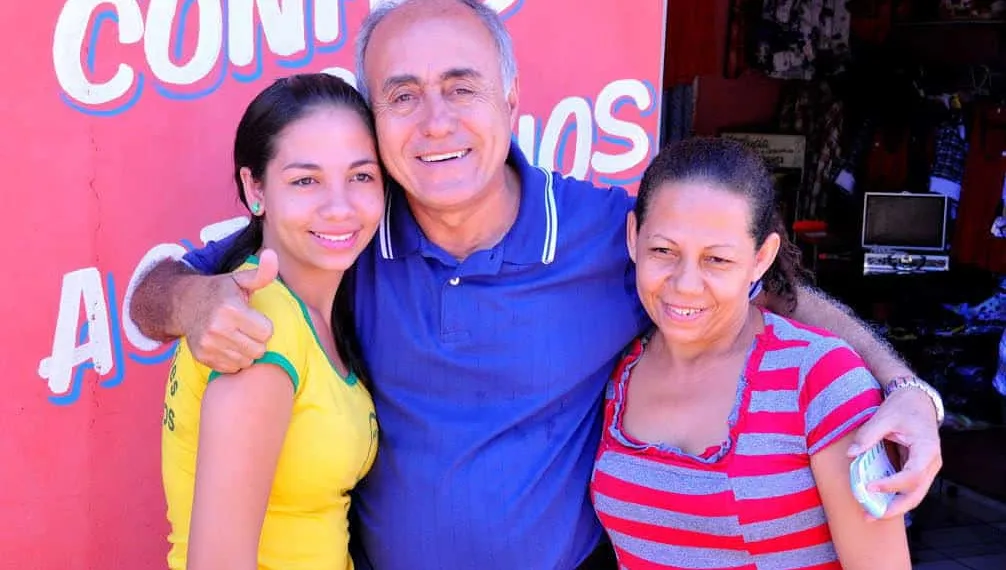 Tião Bocalom cumprimenta moradoras do Vitória
