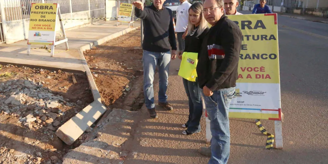 Prefeito inspeciona calçadas e readequação do trânsito no Centro