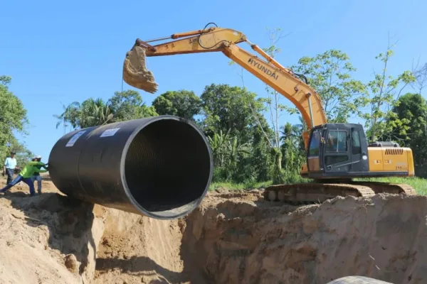 Prefeitura e Governo iniciam instalação de tubulação especial para resolver drenagem na Baixada da Sobral