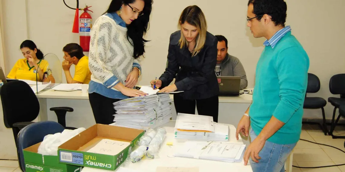 Servidores do Tribunal em trabalho de análise ontem