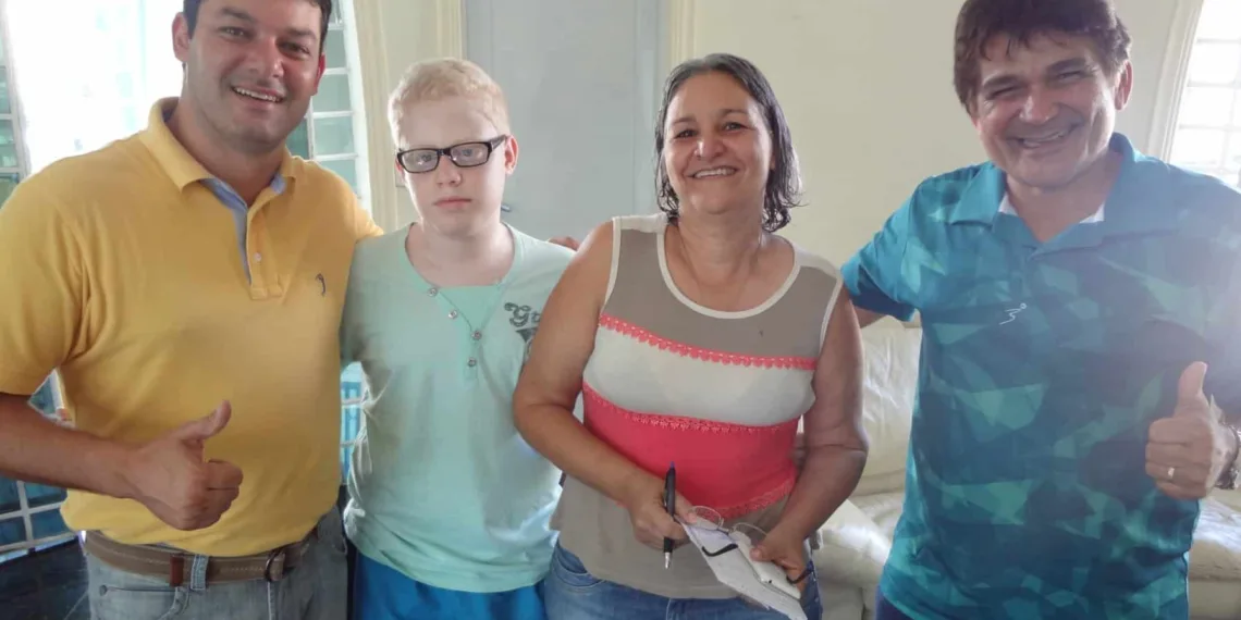 Roberto Duarte Jr. (esq.) com Afonso e líderes locais