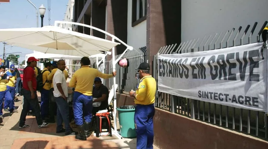 Funcionários dos Correios entram em greve