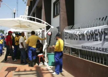 Funcionários dos Correios entram em greve