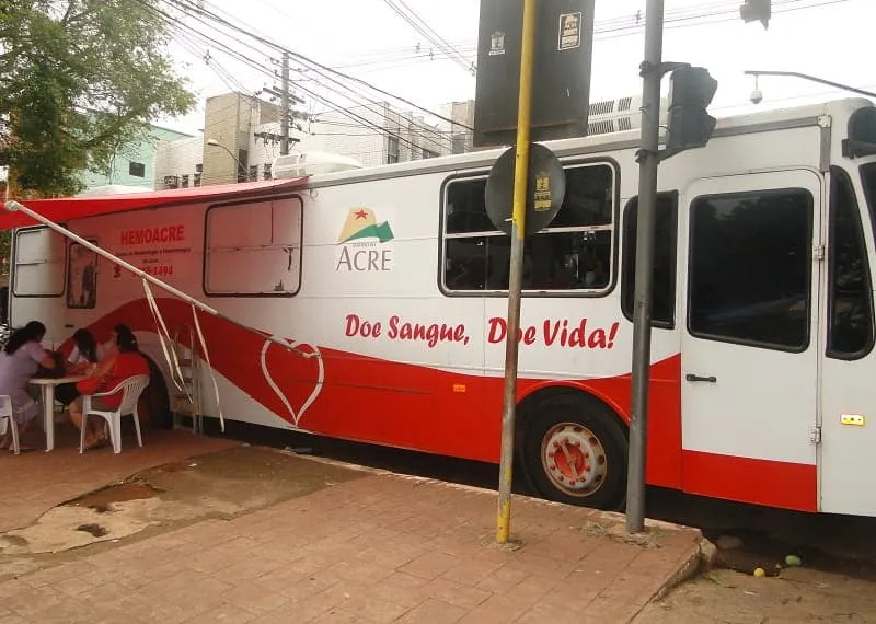 Ônibus do Hemoacre aguarda por doações no Calçadão do Passeio