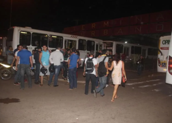 Terminal Urbano é fechado por motoristas e cobradores de ônibus em protesto a morte do colega de profissão