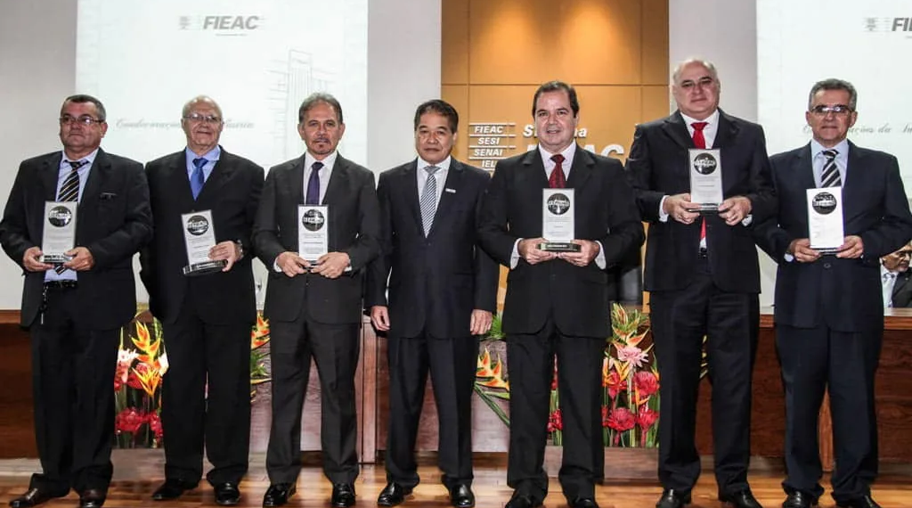 Autoridades receberam mérito industrial como homenagem