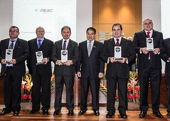 Autoridades receberam mérito industrial como homenagem