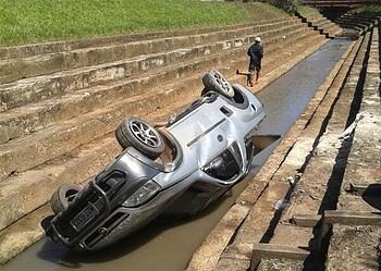 Pneu do carro estourou e motorista perdeu o controle da direção