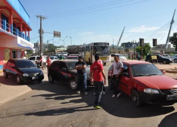 Motoristas pirangueiros fecham rua em protesto na frente da Câmara Municipal