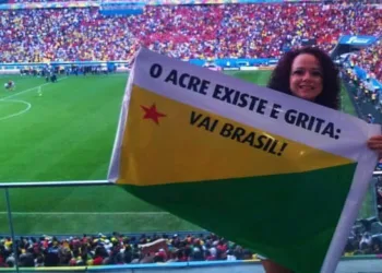 Josi Pequeno leva cartaz “O Acre existe” ao Mané Garrincha em jogo da Copa 2014