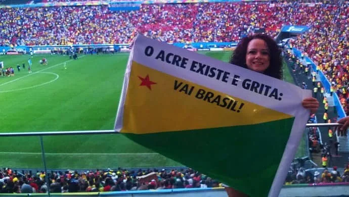 Josi Pequeno leva cartaz “O Acre existe” ao Mané Garrincha em jogo da Copa 2014